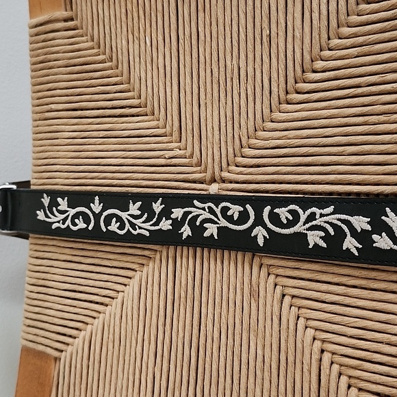 Gap Womens Embroidered Genuine Leather Belt Black with Silver Hardware Size 26 - Picture 4 of 5